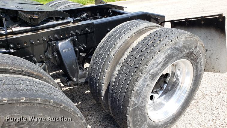 image for item EN9921 2014 Freightliner Cascadia 125 semi truck