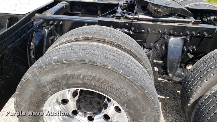 image for item EN9921 2014 Freightliner Cascadia 125 semi truck