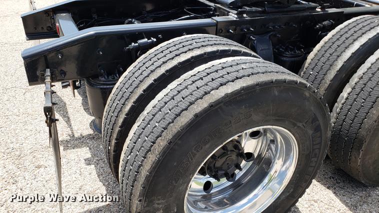 image for item EN9921 2014 Freightliner Cascadia 125 semi truck