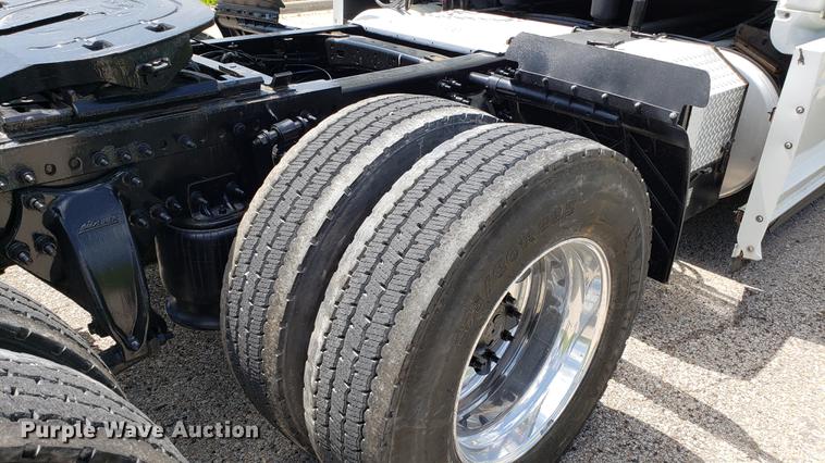 image for item EN9921 2014 Freightliner Cascadia 125 semi truck