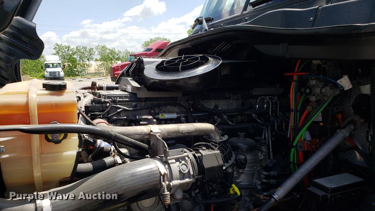 image for item EN9921 2014 Freightliner Cascadia 125 semi truck