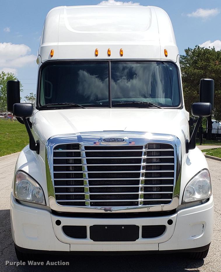 image for item EN9922 2015 Freightliner Cascadia 125 semi truck