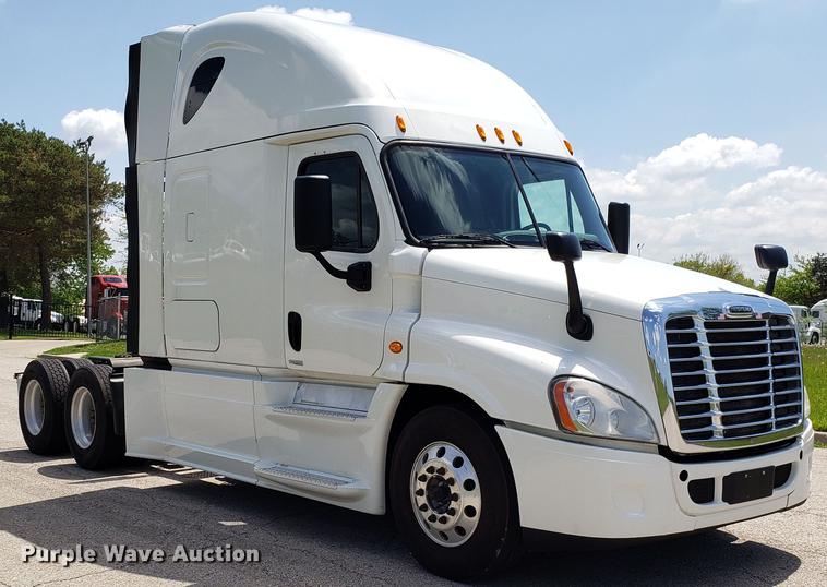 image for item EN9922 2015 Freightliner Cascadia 125 semi truck