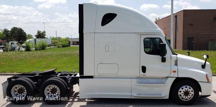 image for item EN9922 2015 Freightliner Cascadia 125 semi truck