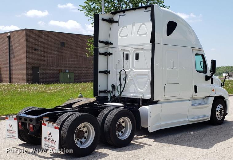 image for item EN9922 2015 Freightliner Cascadia 125 semi truck