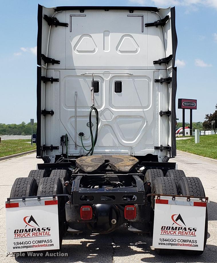 image for item EN9922 2015 Freightliner Cascadia 125 semi truck