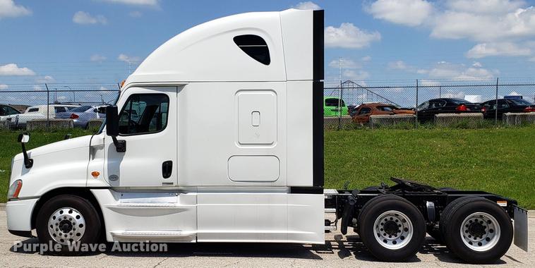 image for item EN9922 2015 Freightliner Cascadia 125 semi truck