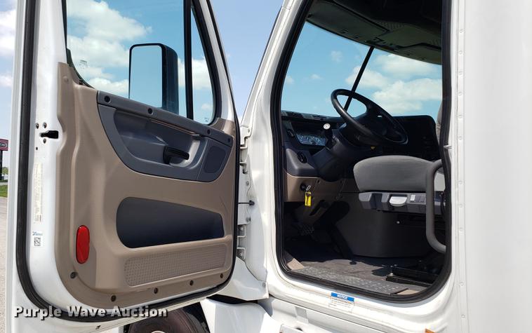 image for item EN9922 2015 Freightliner Cascadia 125 semi truck