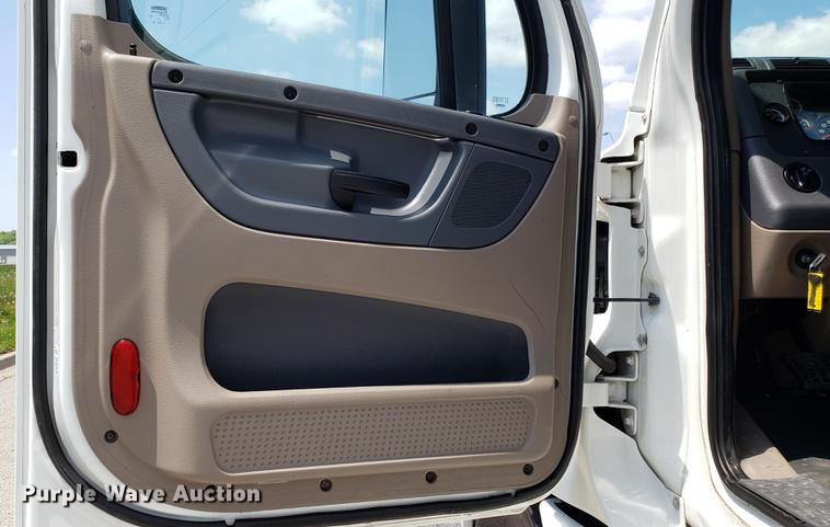 image for item EN9922 2015 Freightliner Cascadia 125 semi truck