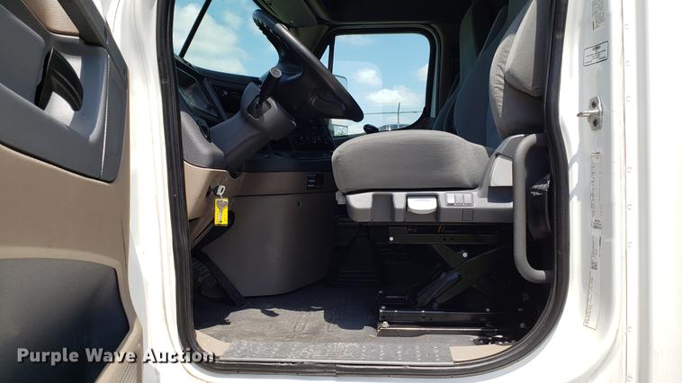 image for item EN9922 2015 Freightliner Cascadia 125 semi truck