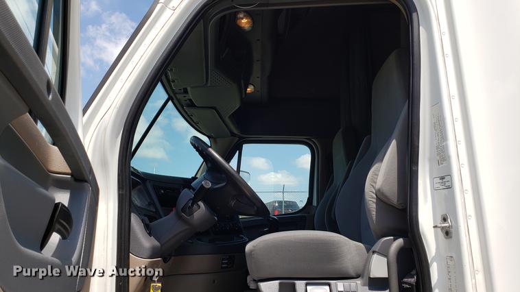 image for item EN9922 2015 Freightliner Cascadia 125 semi truck