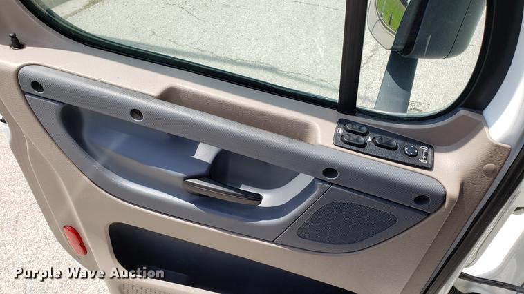 image for item EN9922 2015 Freightliner Cascadia 125 semi truck