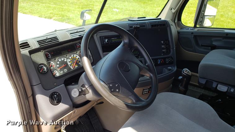 image for item EN9922 2015 Freightliner Cascadia 125 semi truck