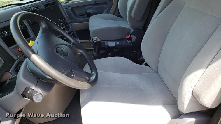 image for item EN9922 2015 Freightliner Cascadia 125 semi truck