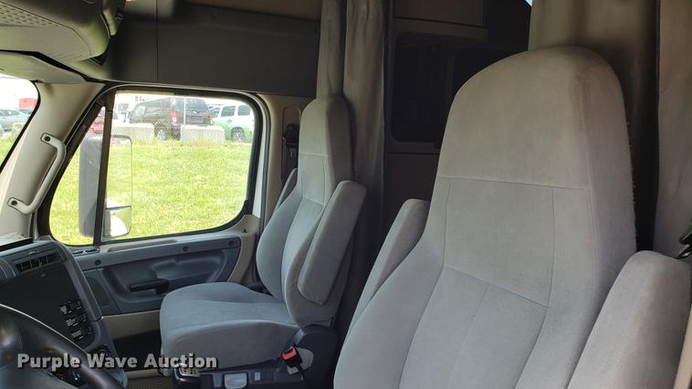 image for item EN9922 2015 Freightliner Cascadia 125 semi truck