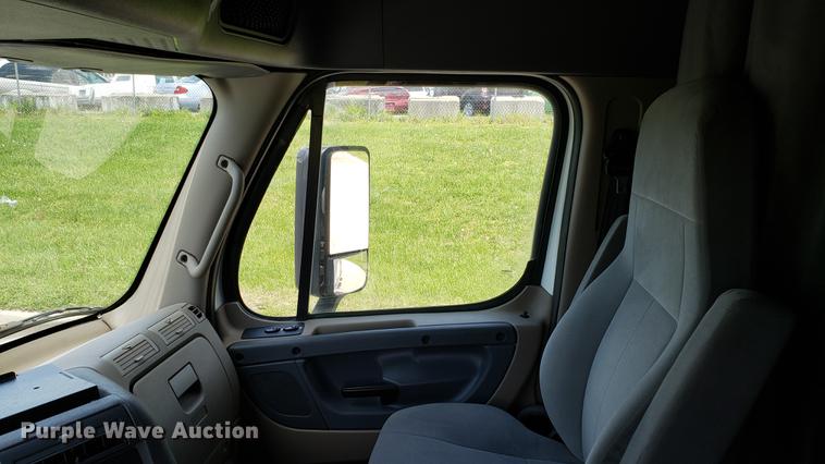 image for item EN9922 2015 Freightliner Cascadia 125 semi truck