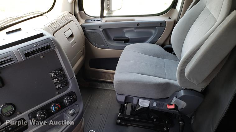 image for item EN9922 2015 Freightliner Cascadia 125 semi truck