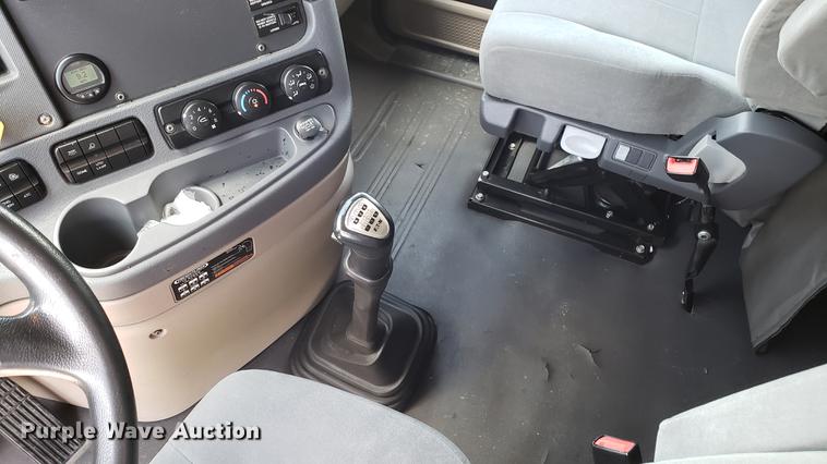 image for item EN9922 2015 Freightliner Cascadia 125 semi truck