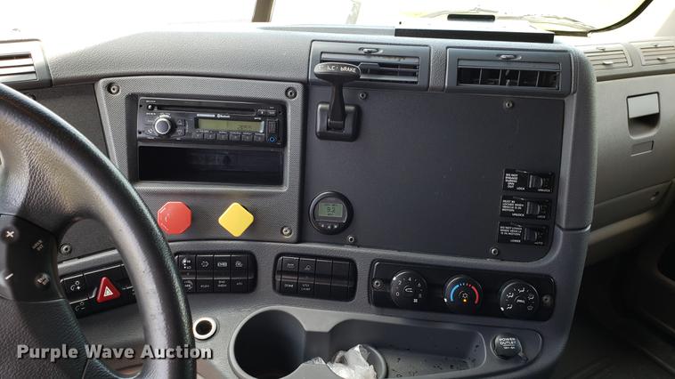 image for item EN9922 2015 Freightliner Cascadia 125 semi truck