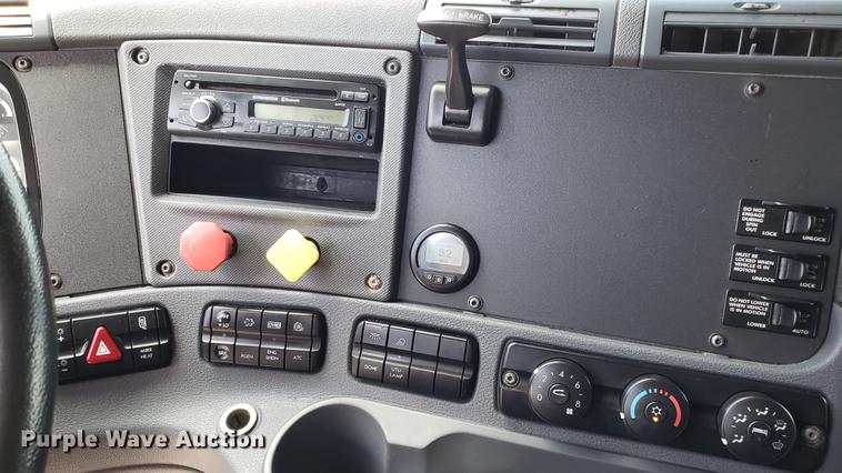 image for item EN9922 2015 Freightliner Cascadia 125 semi truck