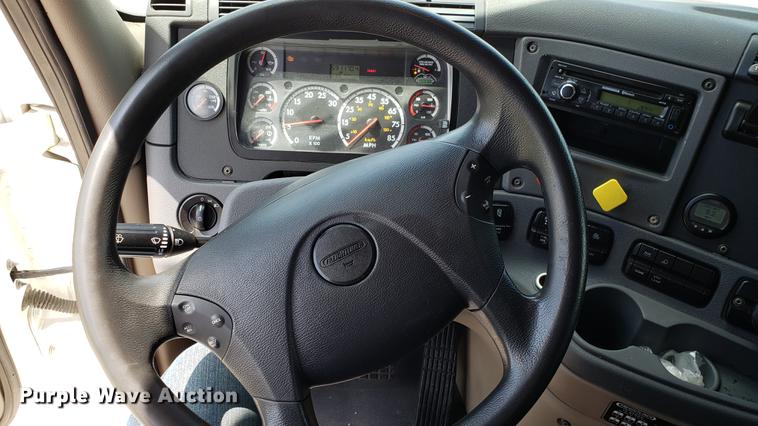 image for item EN9922 2015 Freightliner Cascadia 125 semi truck