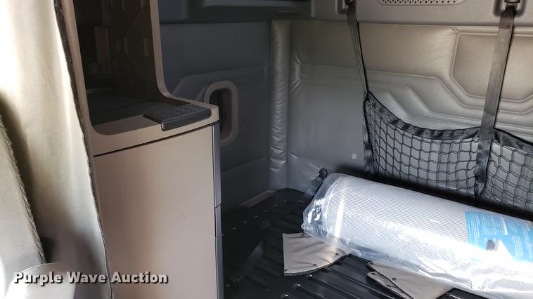 image for item EN9922 2015 Freightliner Cascadia 125 semi truck