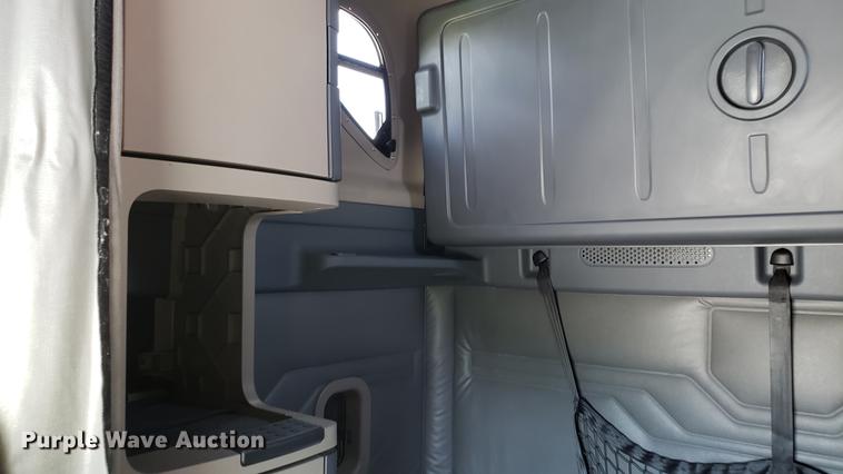 image for item EN9922 2015 Freightliner Cascadia 125 semi truck