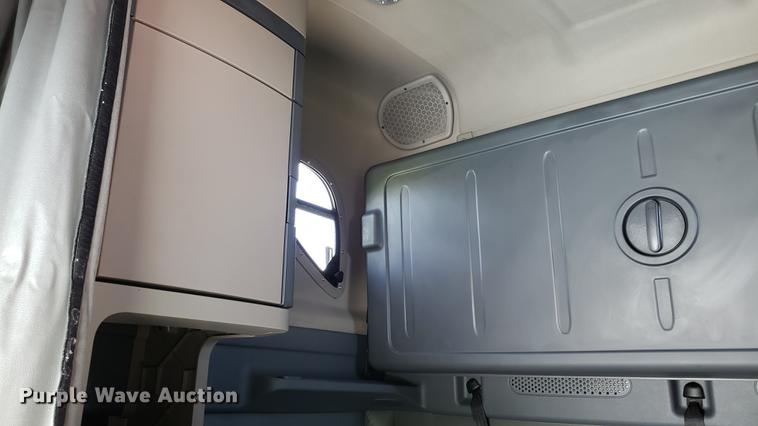 image for item EN9922 2015 Freightliner Cascadia 125 semi truck