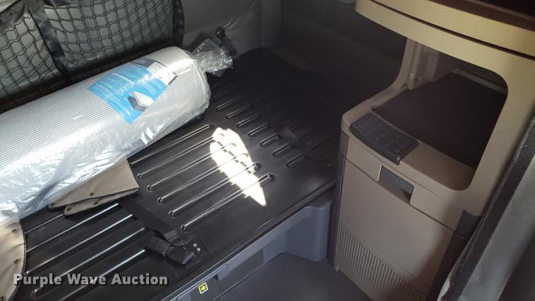 image for item EN9922 2015 Freightliner Cascadia 125 semi truck