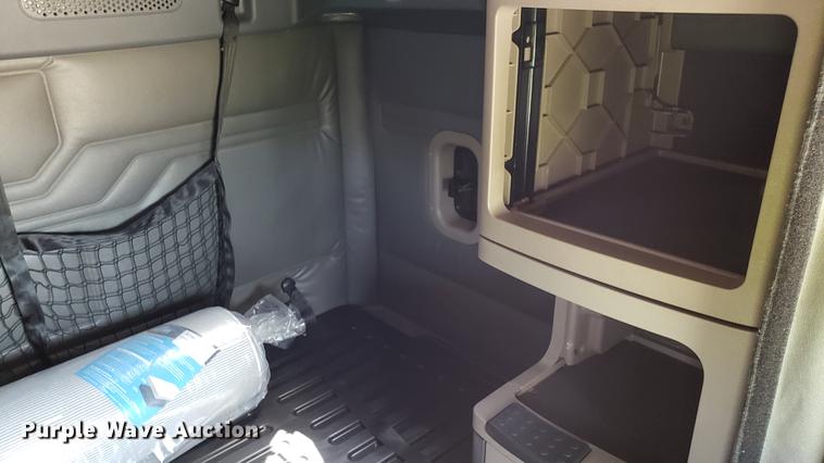 image for item EN9922 2015 Freightliner Cascadia 125 semi truck