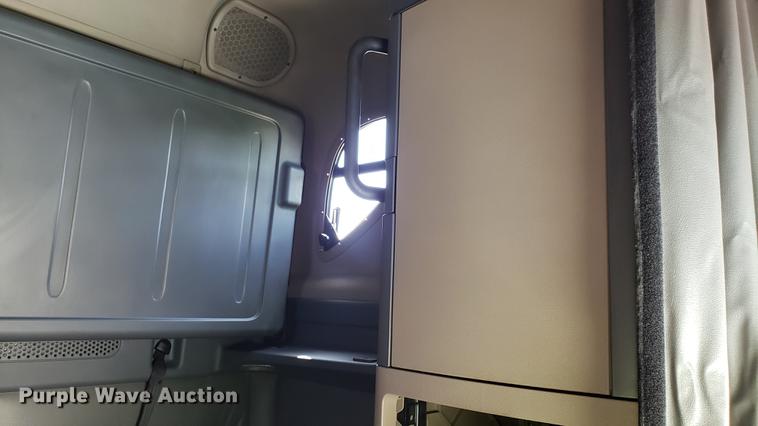 image for item EN9922 2015 Freightliner Cascadia 125 semi truck