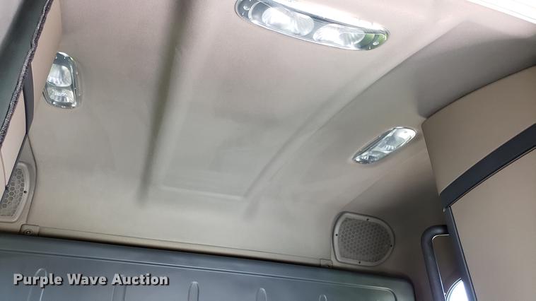 image for item EN9922 2015 Freightliner Cascadia 125 semi truck