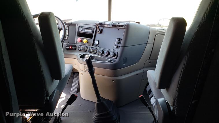 image for item EN9922 2015 Freightliner Cascadia 125 semi truck