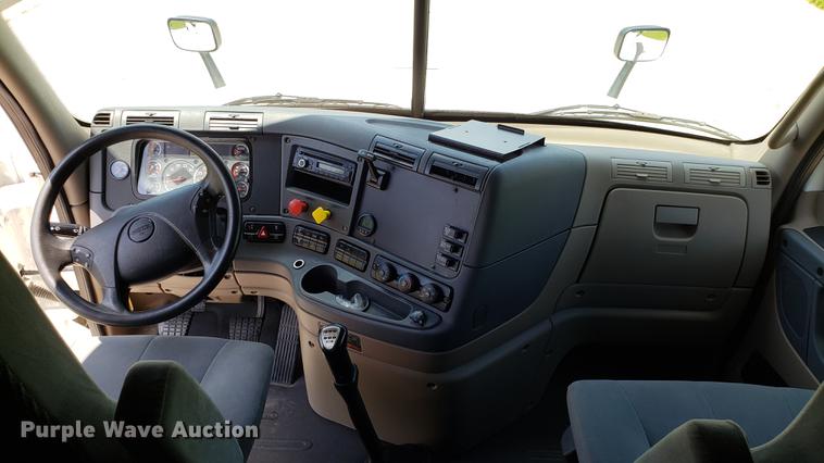 image for item EN9922 2015 Freightliner Cascadia 125 semi truck