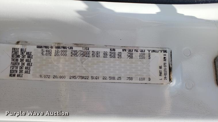 image for item EN9922 2015 Freightliner Cascadia 125 semi truck