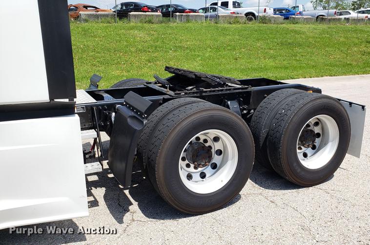 image for item EN9922 2015 Freightliner Cascadia 125 semi truck