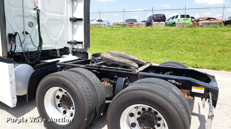 image for item EN9922 2015 Freightliner Cascadia 125 semi truck