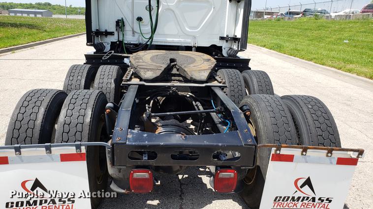 image for item EN9922 2015 Freightliner Cascadia 125 semi truck