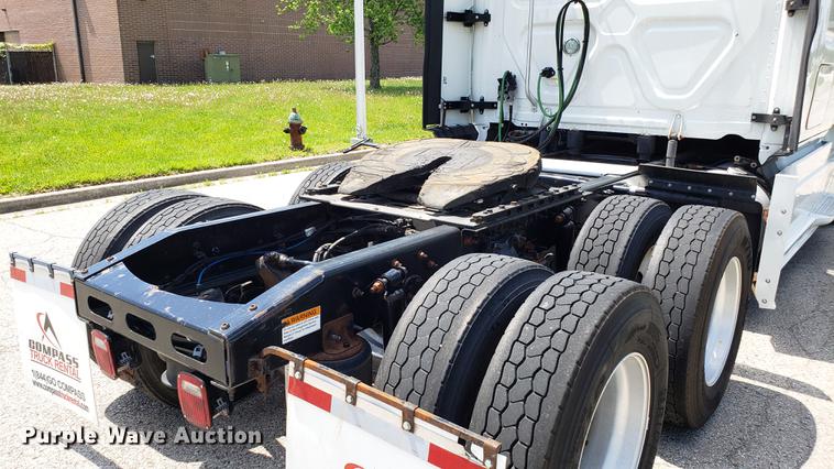 image for item EN9922 2015 Freightliner Cascadia 125 semi truck