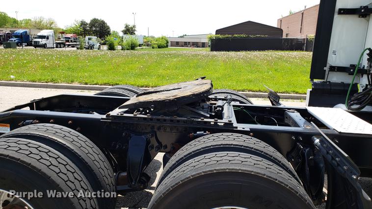 image for item EN9922 2015 Freightliner Cascadia 125 semi truck