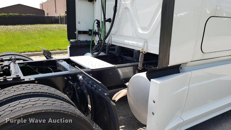 image for item EN9922 2015 Freightliner Cascadia 125 semi truck