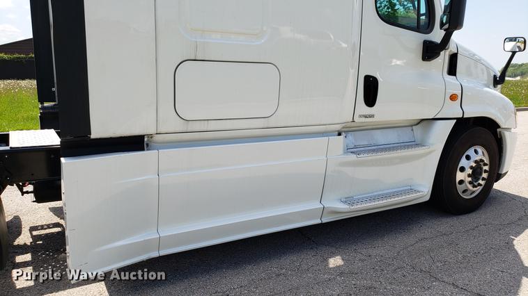 image for item EN9922 2015 Freightliner Cascadia 125 semi truck