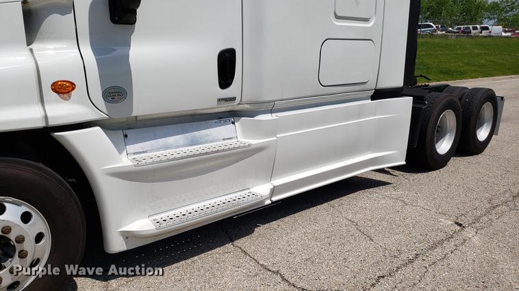image for item EN9922 2015 Freightliner Cascadia 125 semi truck