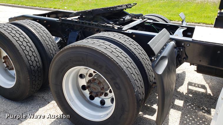 image for item EN9922 2015 Freightliner Cascadia 125 semi truck