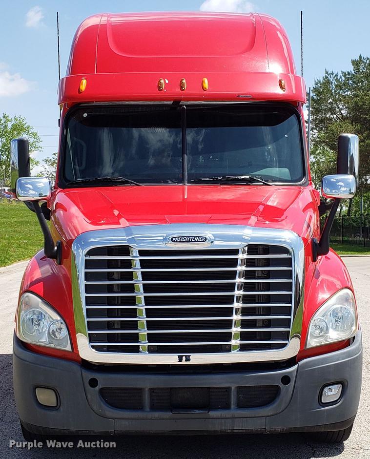 image for item EN9923 2013 Freightliner Cascadia semi truck