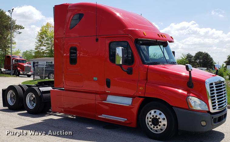 image for item EN9923 2013 Freightliner Cascadia semi truck
