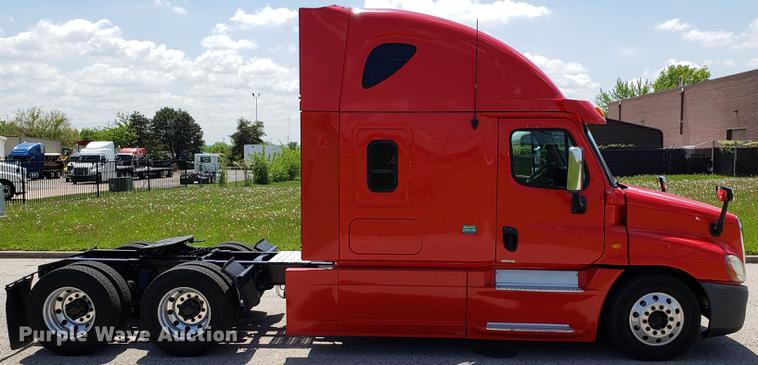 image for item EN9923 2013 Freightliner Cascadia semi truck