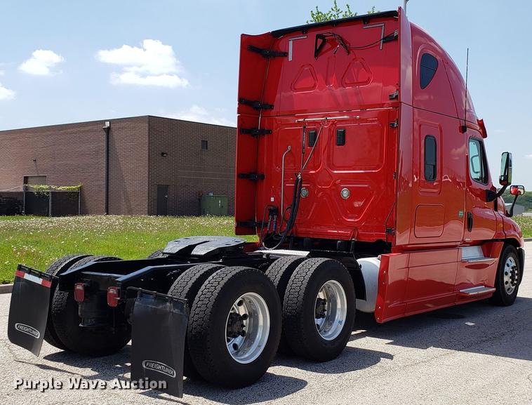 image for item EN9923 2013 Freightliner Cascadia semi truck