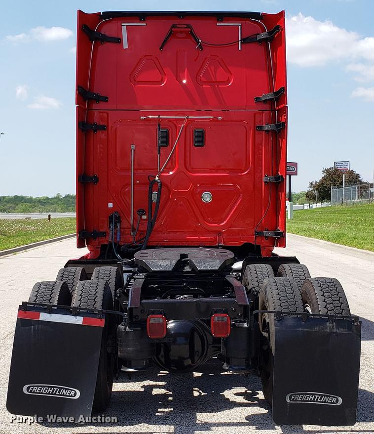 image for item EN9923 2013 Freightliner Cascadia semi truck