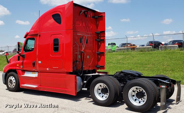 image for item EN9923 2013 Freightliner Cascadia semi truck